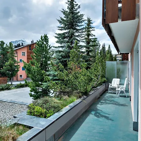 Daire Silva House - *